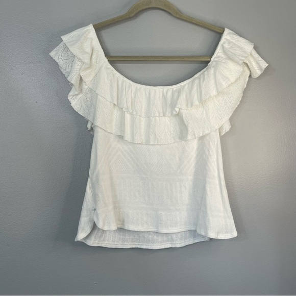 Elegant White Ruffle Top - Picture 5 of 7